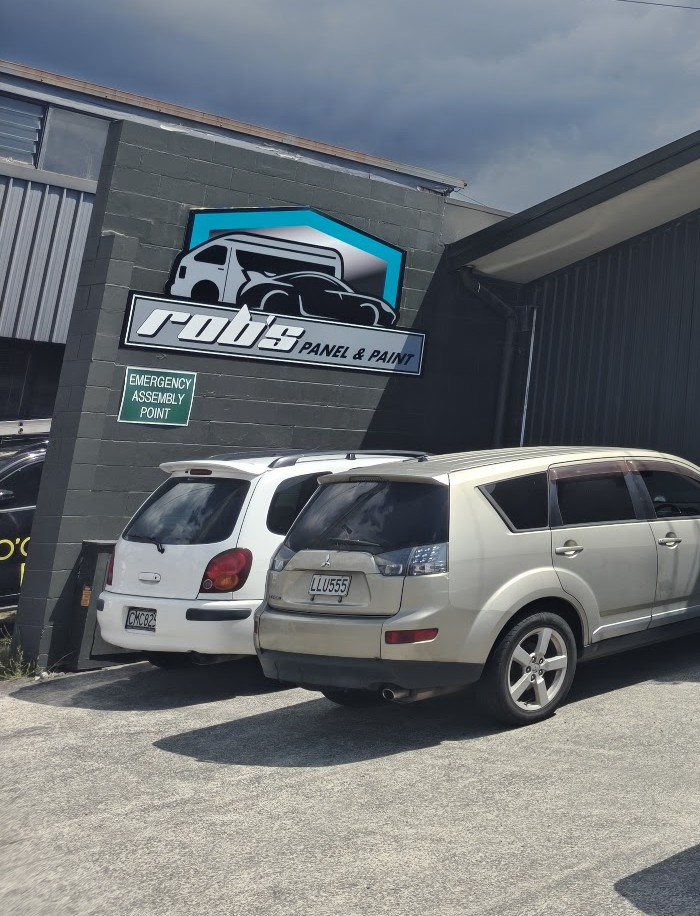 Rob's Panel & Paint shopfront signage on Riri Street